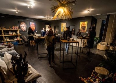 Intérieur du Concept Store: mobilier contemporain africain, table, luminaire et exposition de peinture de Fatoumata Fathy Sidibé