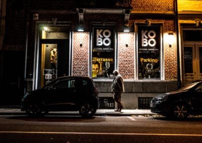 Vue de l'autre côté de la rue sur la façade du restaurant Kobo