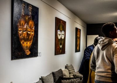 Peinture de masque et objets de Yeleen Design disponible au Muntu Concept Store