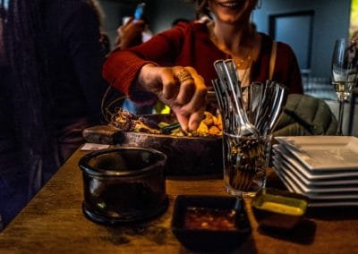 Vue sur un plat rempli d'amuses-bouches fournis par le restaurant Kobo